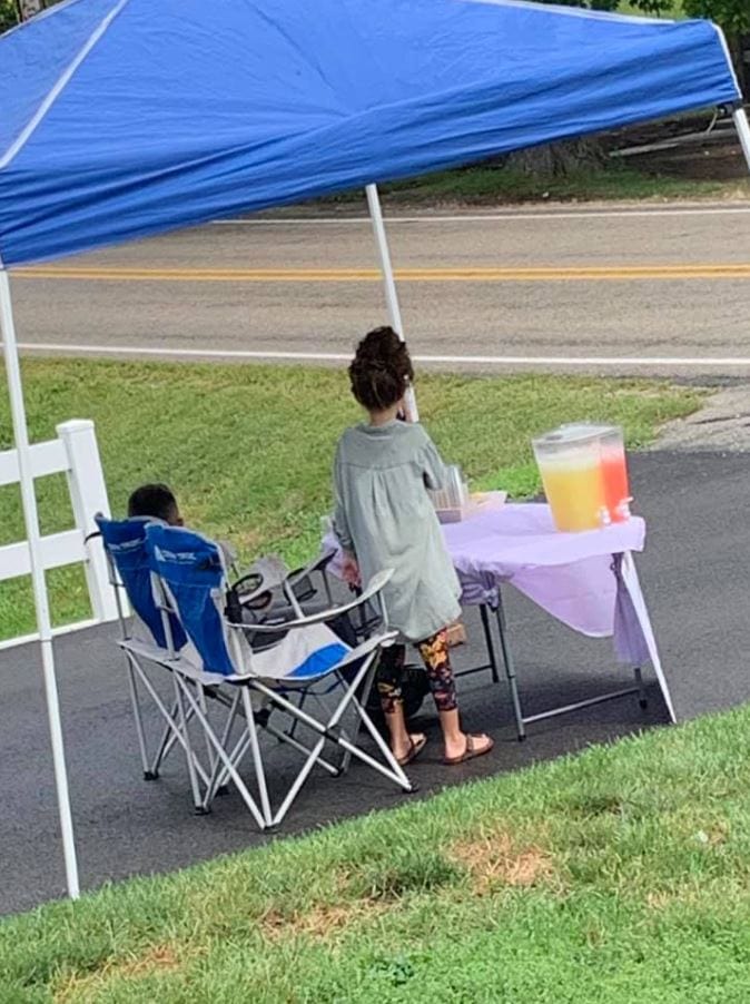 Bikers ride up to little girl’s lemonade stand to say thank you after her mom helped saved them during a crash. Credit: Daryn Sturch - Facebook