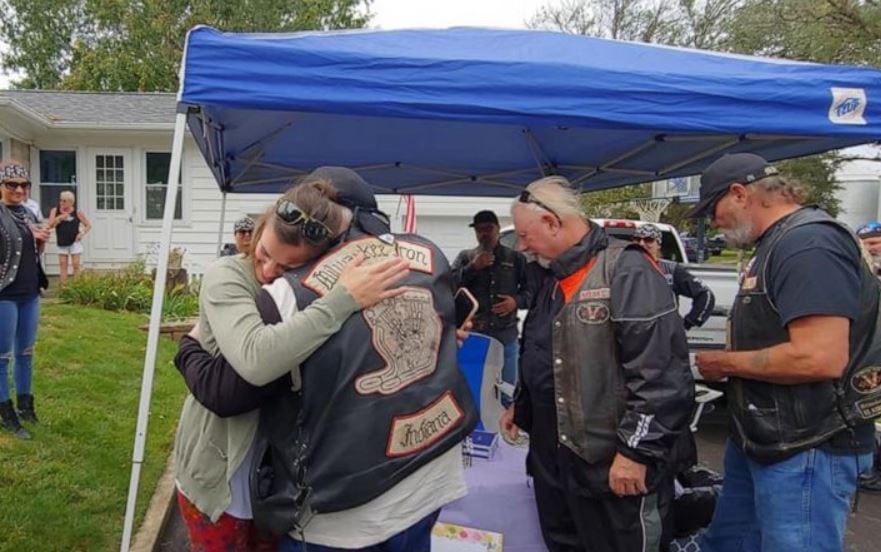 Bikers ride up to little girl’s lemonade stand to say thank you after her mom helped saved them during a crash. Credit: Mary Henry