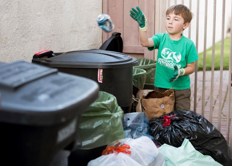 Amazing 10-Year Old Boy Inspires Frontier Airlines Crew to Recycle