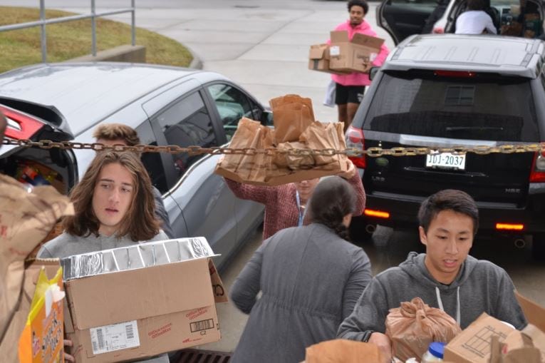 High school students in Virginia Beach pack thousands of lunches to hand out to homeless people this Thanksgiving.