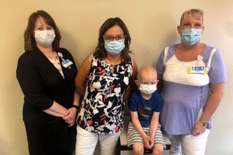 Boy undergoing cancer treatment makes new friends with hospital staff across the street using Post-it notes