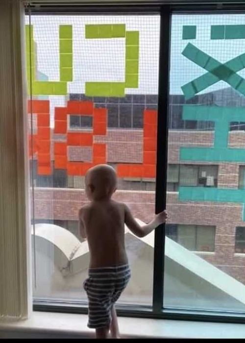 Boy undergoing cancer treatment makes new friends with hospital staff across the street using Post-it notes