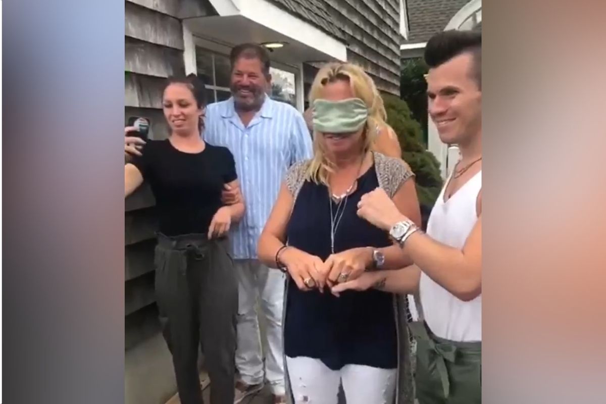 Family surprises mom by bringing her critically ill father to see her new house on her birthday