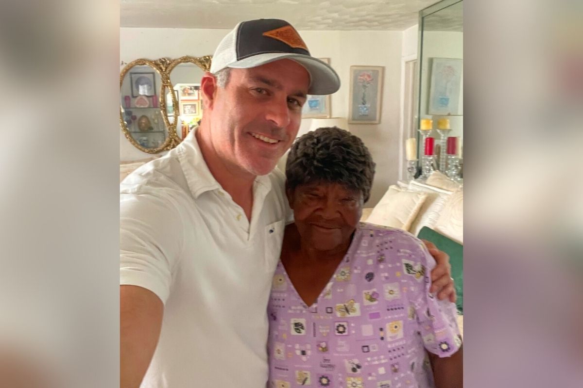 Wrong number leads to 20-year friendship between Florida woman and Rhode Island man