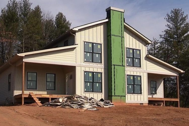 North Carolina nonprofit, Fostering Hopes, builds free homes for foster families.