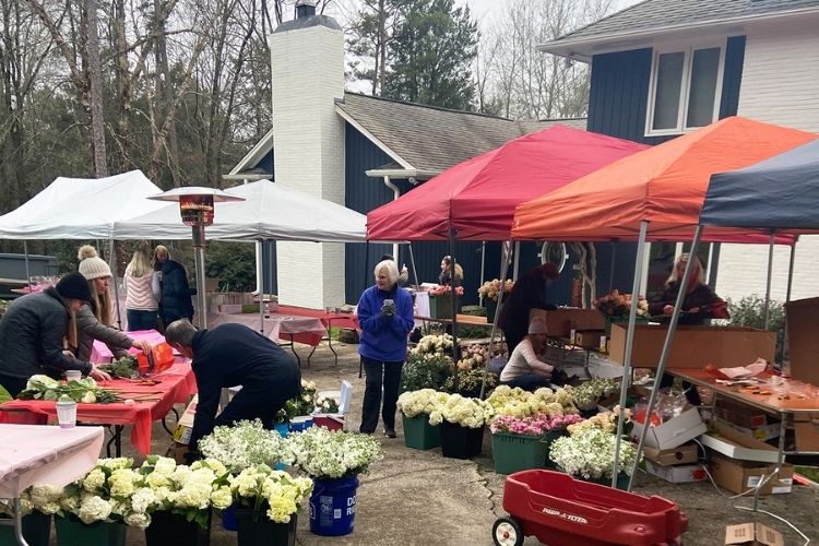 Mom starts movement to give flowers to widows on Valentine's Day.