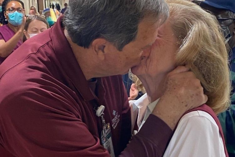 Two widowed hospital volunteers fall in love and get married after chance encounter.