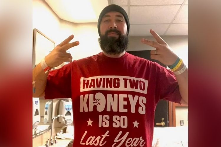 Single dad receives kidney donation from total stranger who saw his plea on social media.