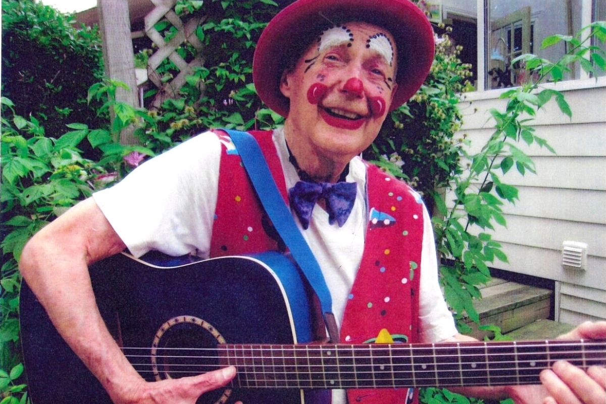 A 96-year-old retired journalist has been singing to hospital patients full time for 30 years.