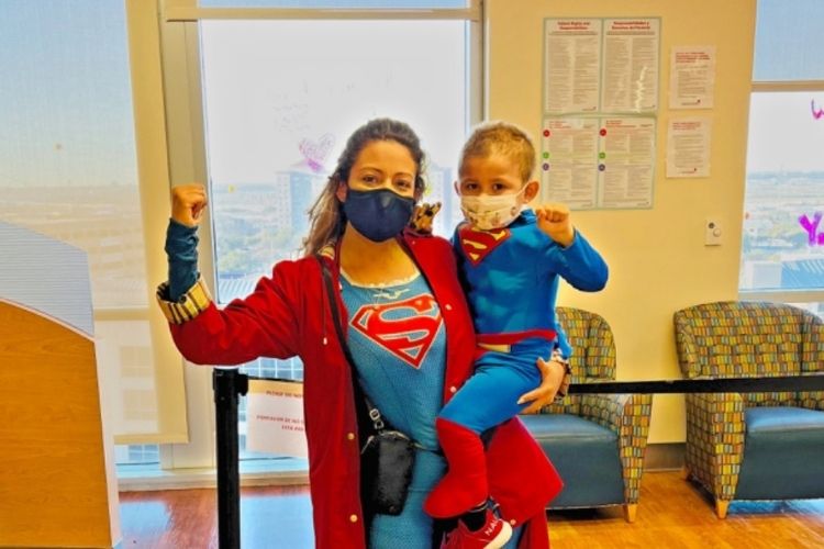 Parents of 3-year-old cancer patient wear superhero costumes to his chemo treatments so “he feels the power”