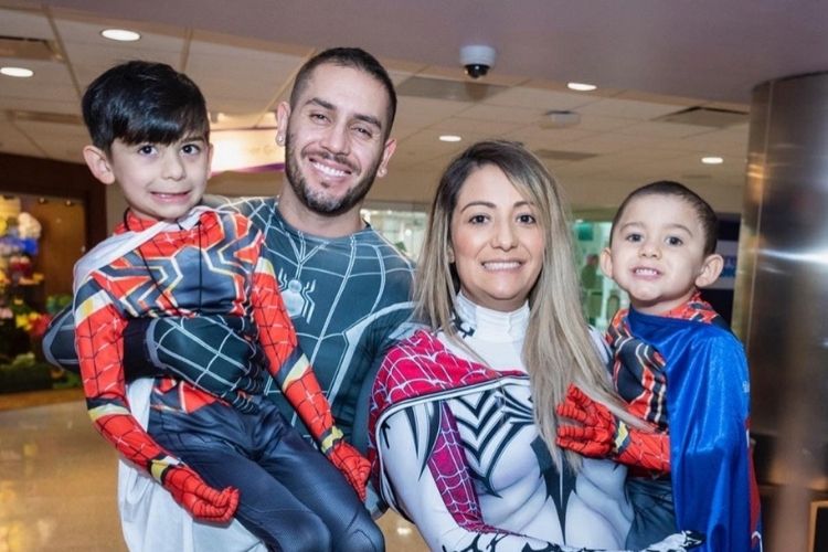 Parents of 3-year-old cancer patient wear superhero costumes to his chemo treatments so “he feels the power”