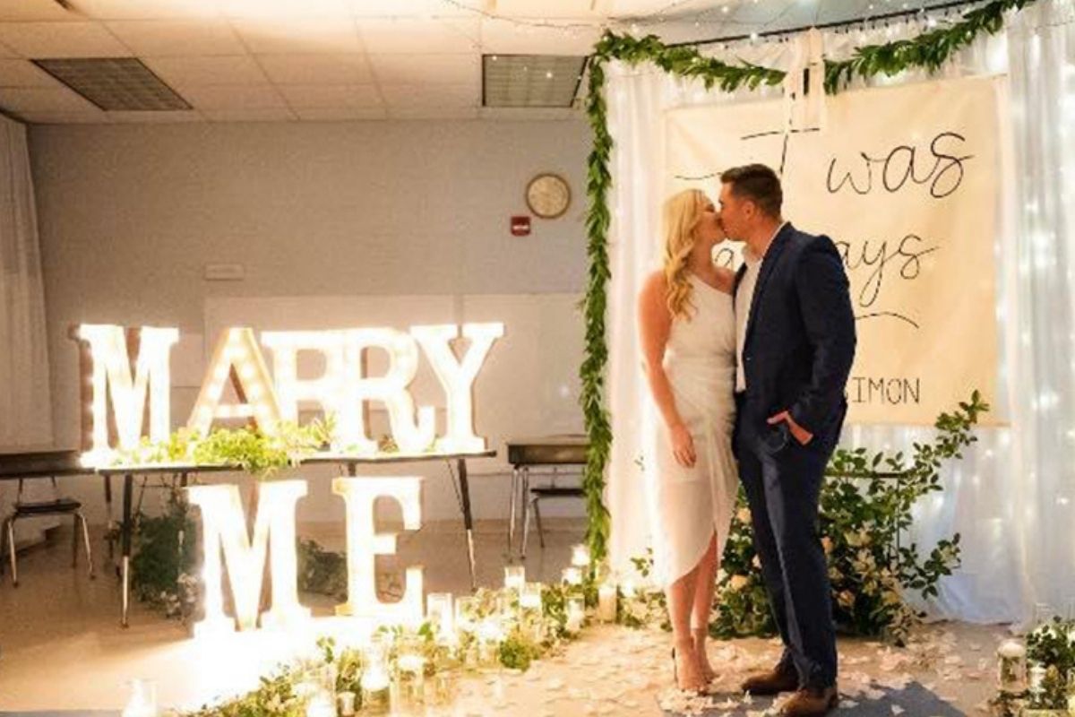 Couple gets engaged in the same 5th grade classroom where they first met