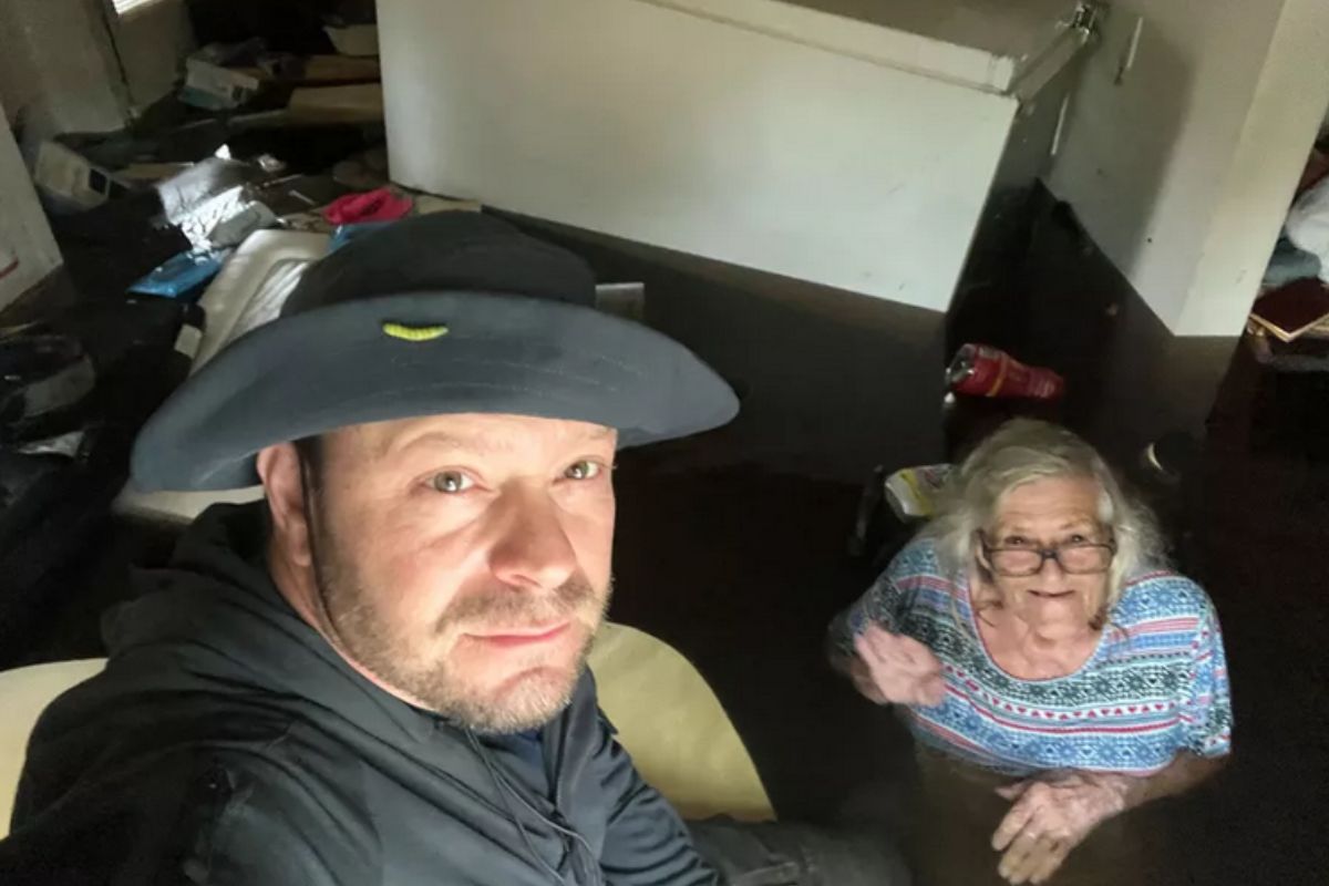 Man swims half mile during hurricane Ian to rescue 84-year-old mom from flooded home (Johnny Lauder)