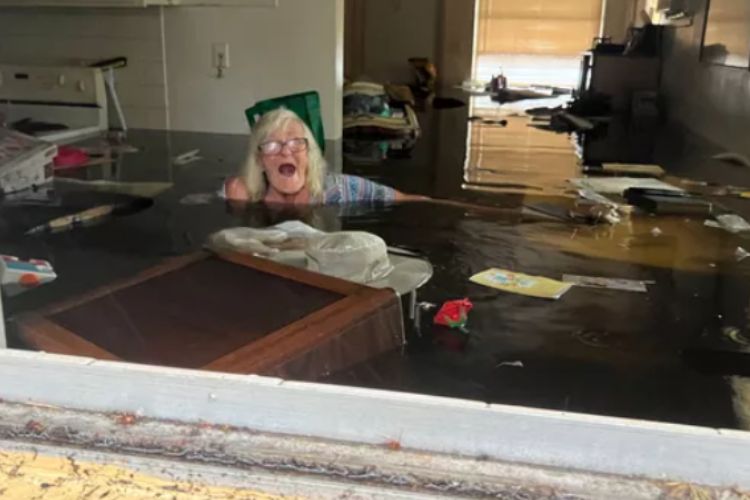 Man swims half mile during hurricane Ian to rescue 84-year-old mom from flooded home (Johnny Lauder)