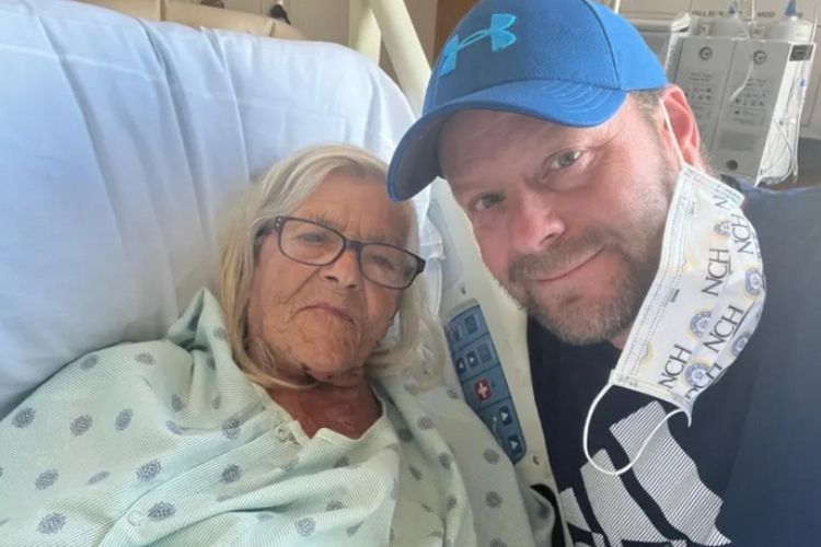 Man swims half mile during hurricane Ian to rescue 84-year-old mom from flooded home (Johnny Lauder)