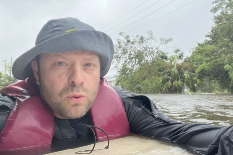 Man swims half mile during hurricane Ian to rescue 84-year-old mom from flooded home (Johnny Lauder)