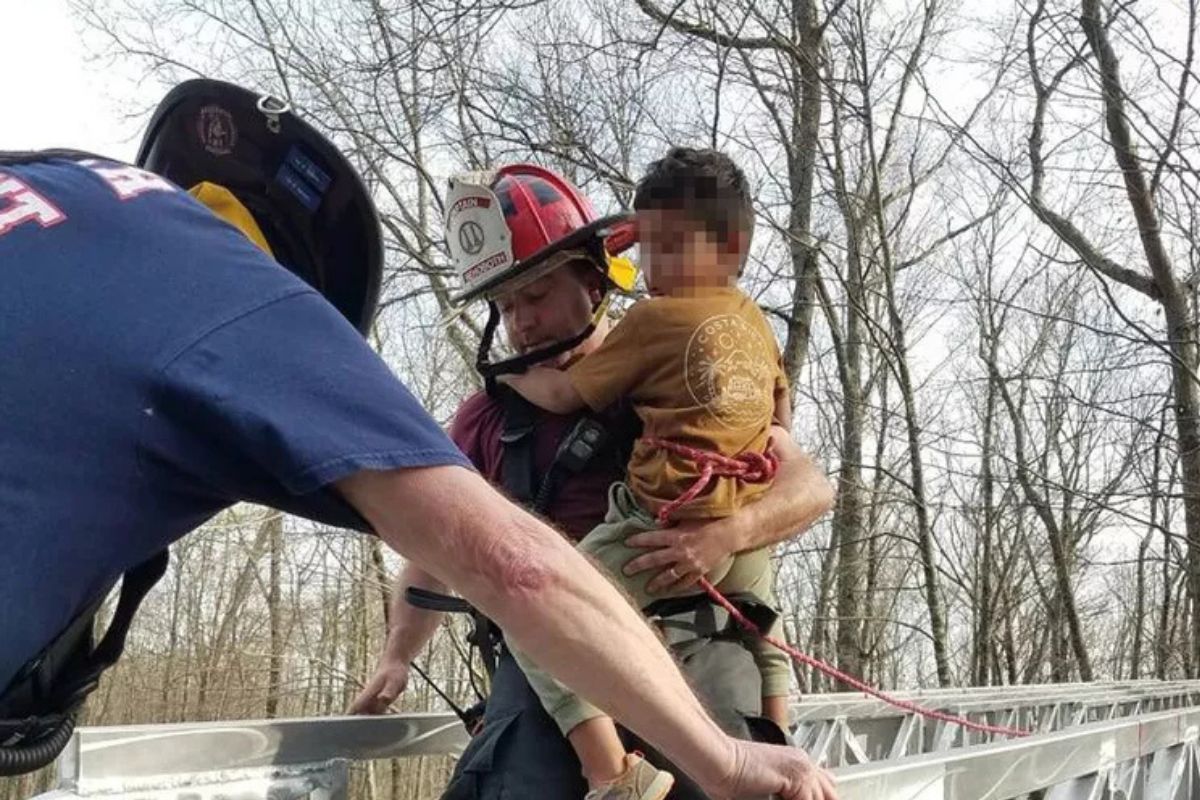Massachusetts Firefighters Rescue 5-Year-Old Boy Trapped 35 Feet in the Air: A Childhood Adventure and a Community’s Quick Response