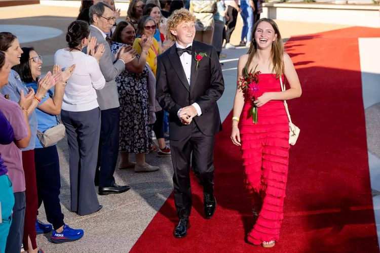 Os adolescentes dos oscilantes do hospital St. Jude de Andam UM thetete Vermelho Durante Uma Noite para Lembrar