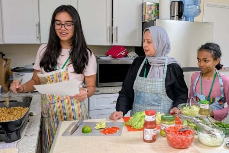 Adolescentes Aprendem Habilidades para a Vida com Avós em Encantador Acampamento Intergeracional de Verão