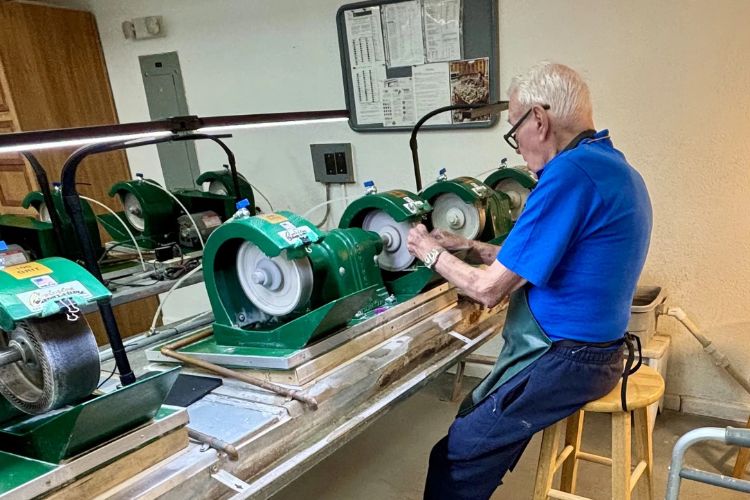 Viúvo de 95 anos distribui 10.000 pares de brincos artesanais e revela que está apenas começando