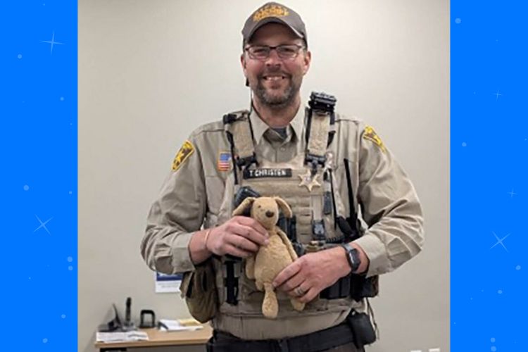 Um Polícia Encontra perdeu o PLUSHIE ENQUINTO ENSINAVA Uma Lição Valiosa: ‘Existem Ótimas Pessoas Neste Mundo’