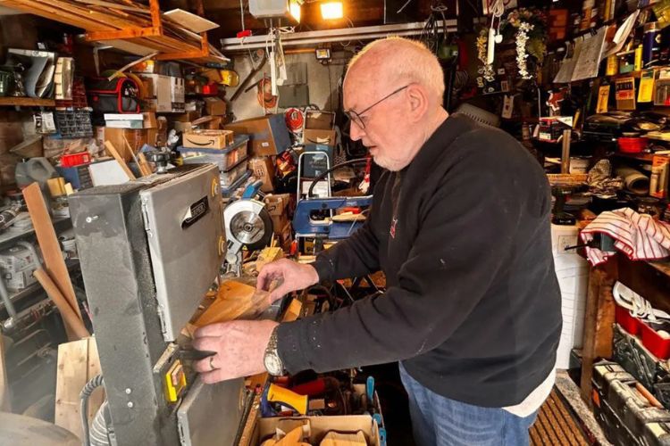 Em um pequeno galpão em Wigan, um fabricante de brinquedos de 79 anos está fazendo uma infância parecer mágica novamente