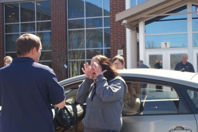 Alunos do ensino médio restauram um carro e devolvem a vida a uma mãe solteira